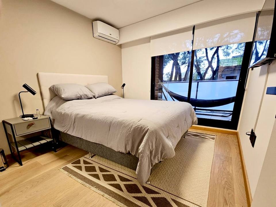Dormitorio principal cómodo y bien iluminado