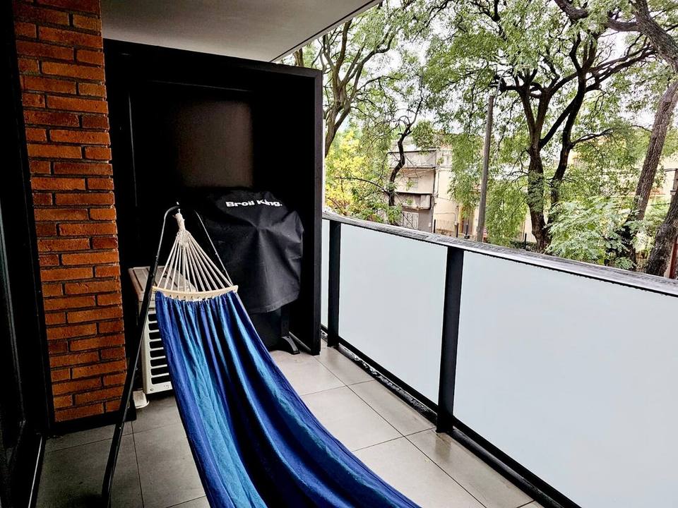Balcón espacioso con hamaca para descansar