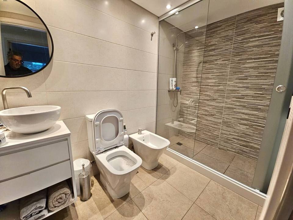 Apartamento moderno con balcón y diseño en Montevideo