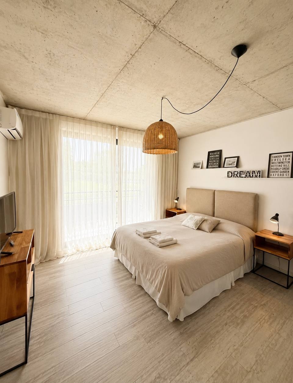 Dormitorio con diseño moderno y luz natural