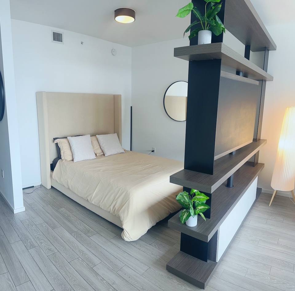 Dormitorio con cama queen y diseño moderno