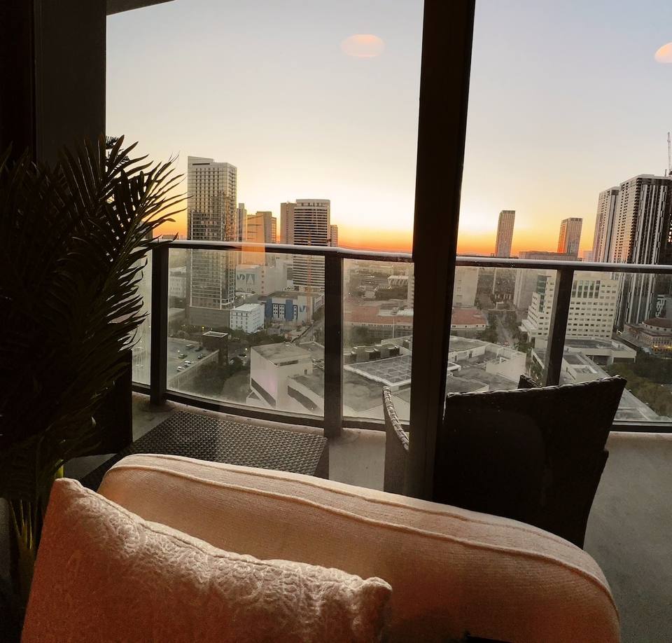 Moderno estudio de lujo con vistas panorámicas