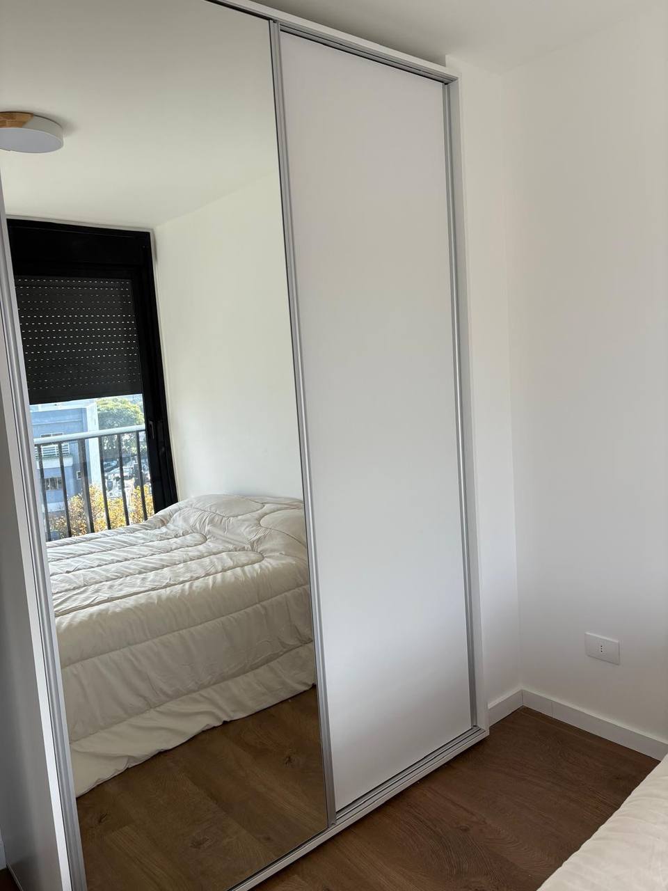 Placard con puertas espejadas en dormitorio