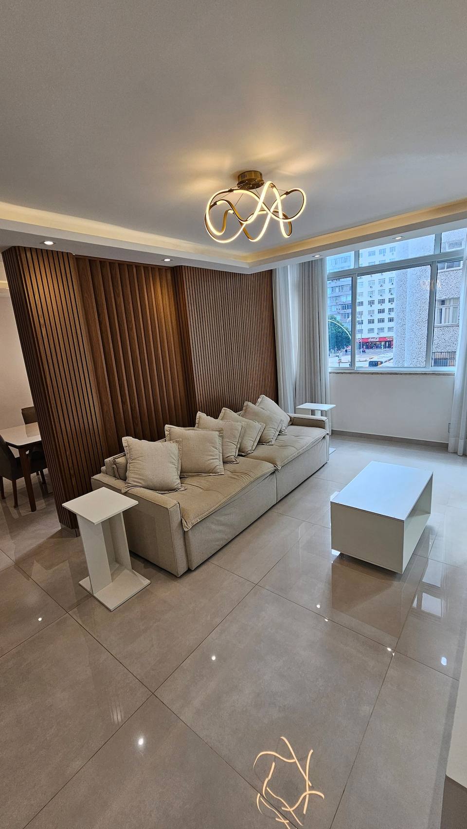 Amplio living con diseño contemporáneo y detalles en madera