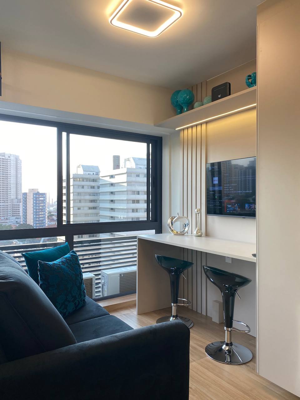 Área de estar integrada con smart TV y zona de trabajo