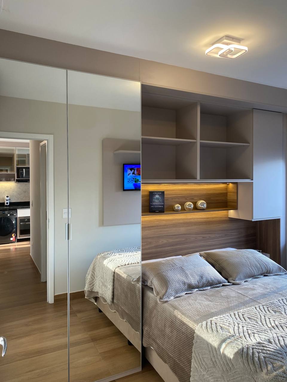 Dormitorio principal con placard espejado y cama doble
