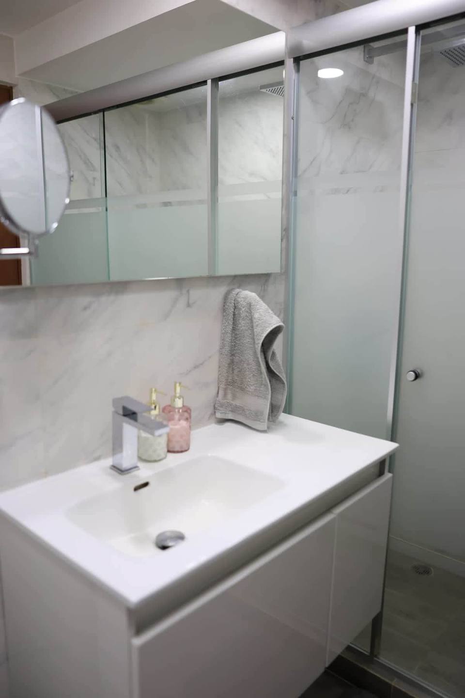 Balcón privado con mesa exterior