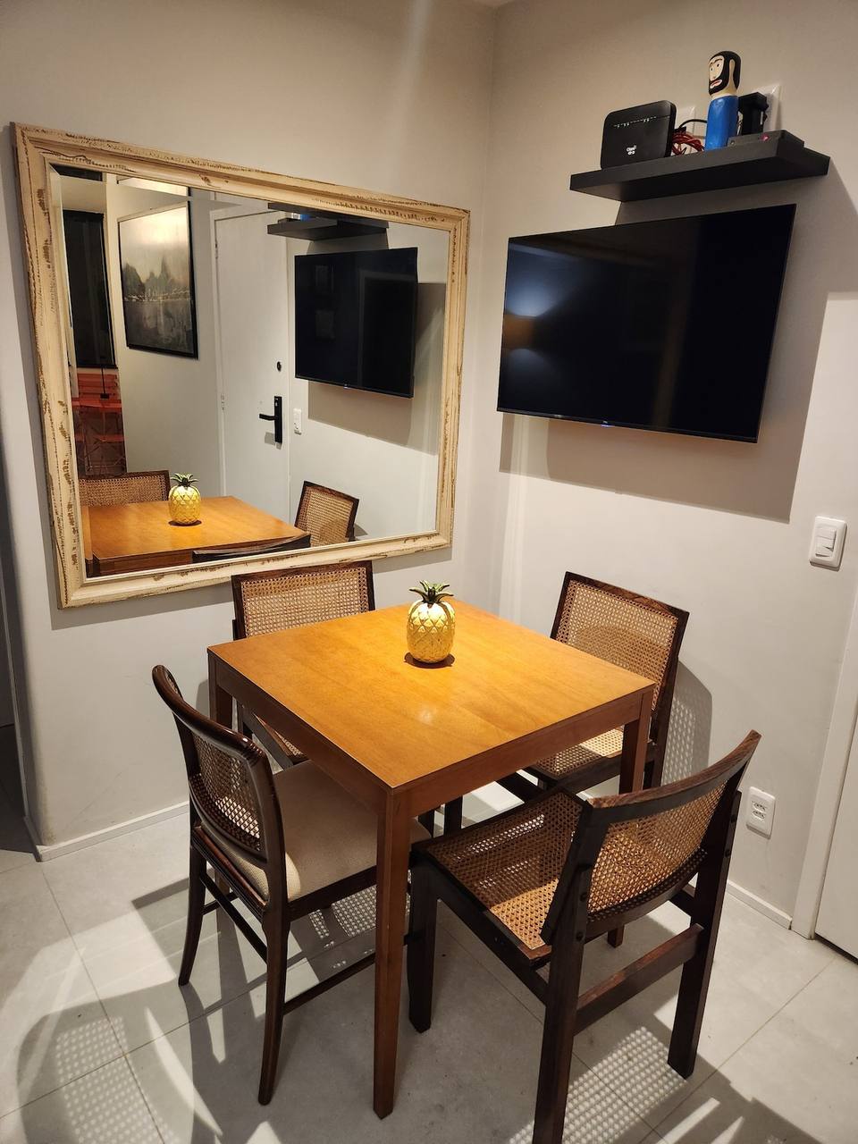 Comedor elegante con detalles en madera y esterilla