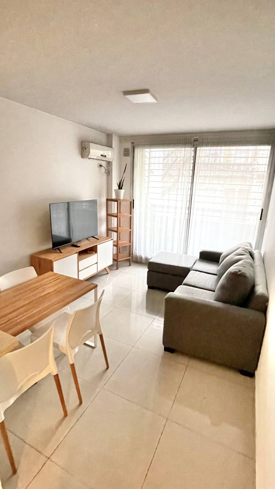 Amplio living comedor con acceso al balcón
