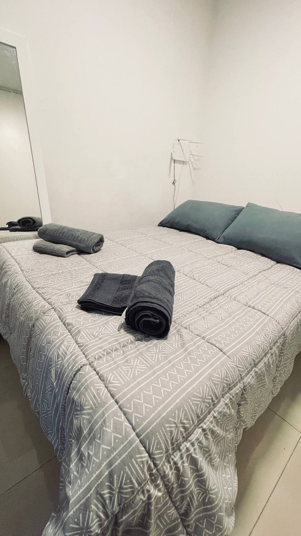 Dormitorio principal con cama doble y detalles de bienvenida