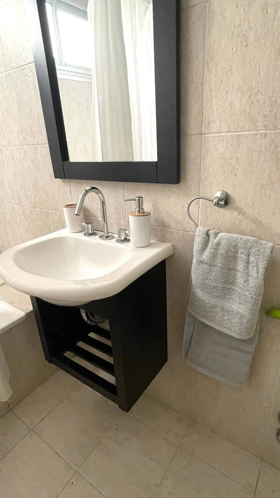 Baño completo con terminaciones modernas