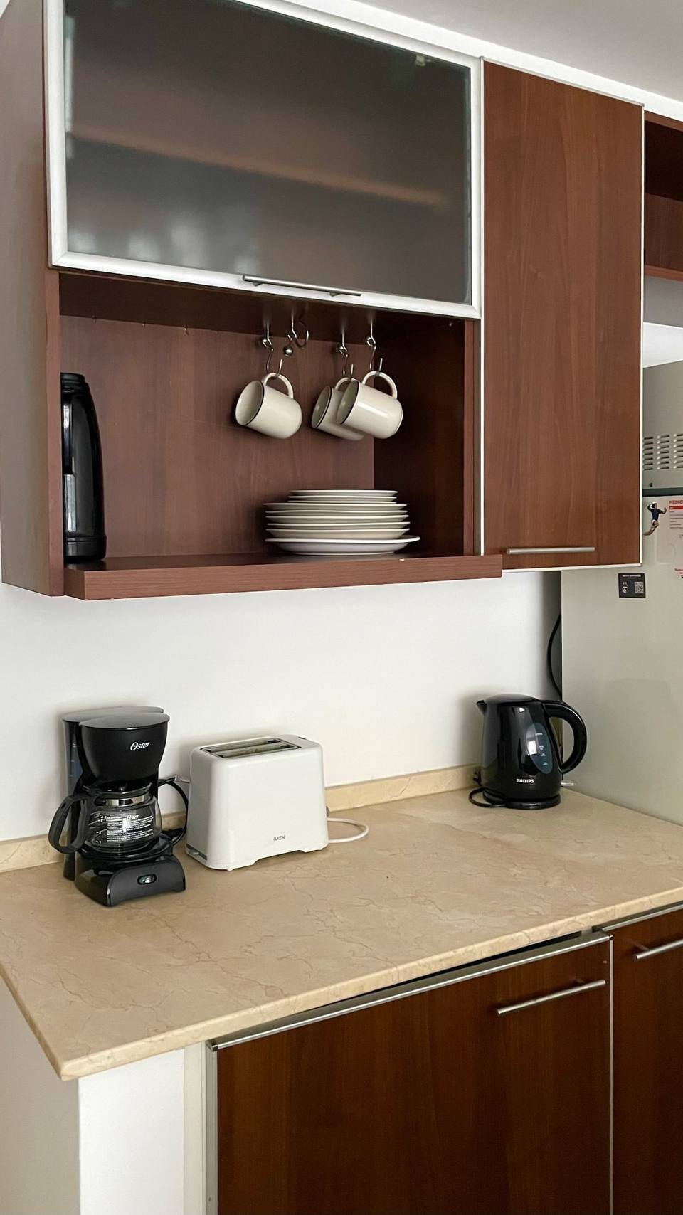 Equipamiento de cocina: cafetera, tostadora y pava eléctrica