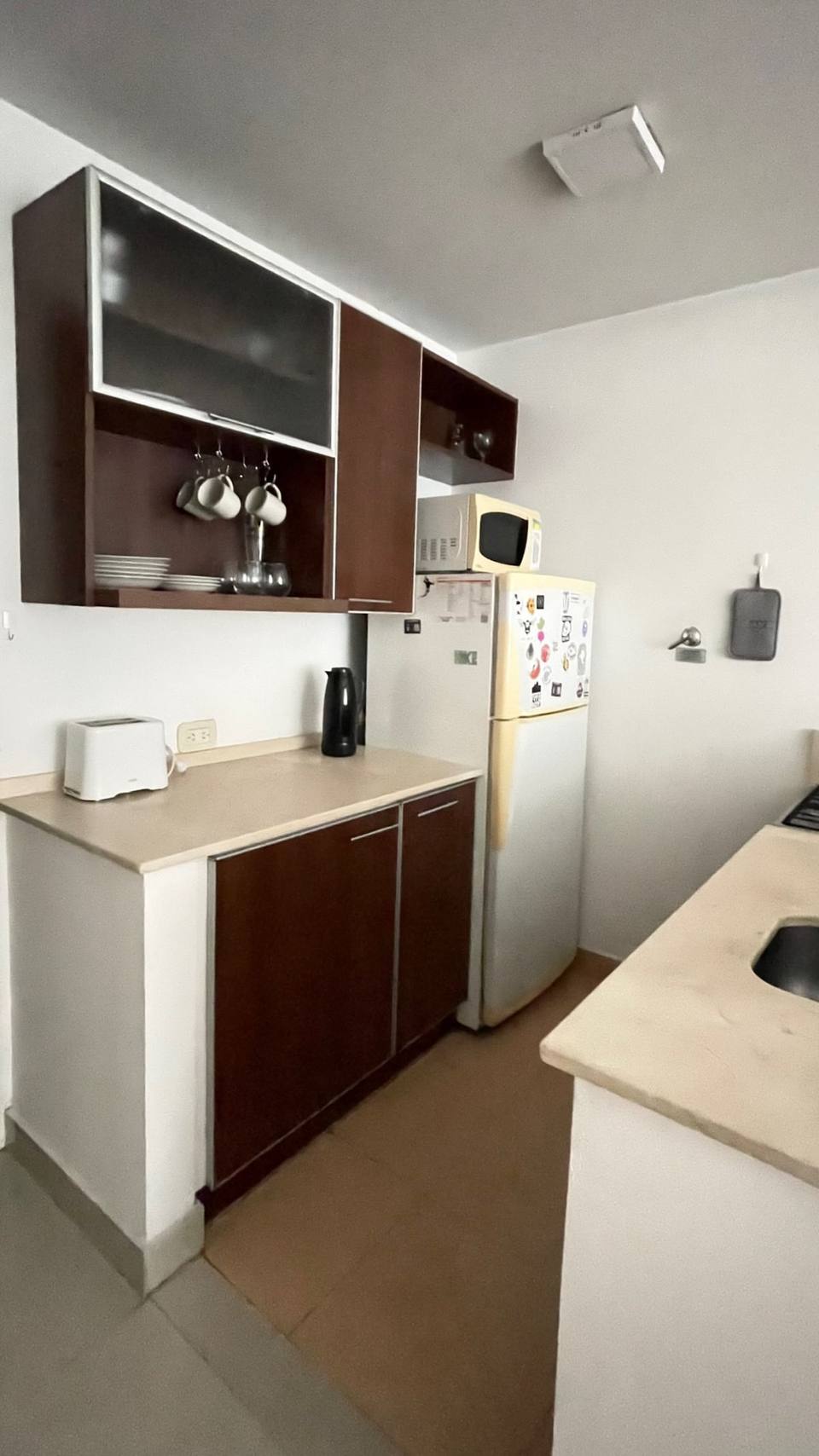 Cocina completa con heladera y microondas