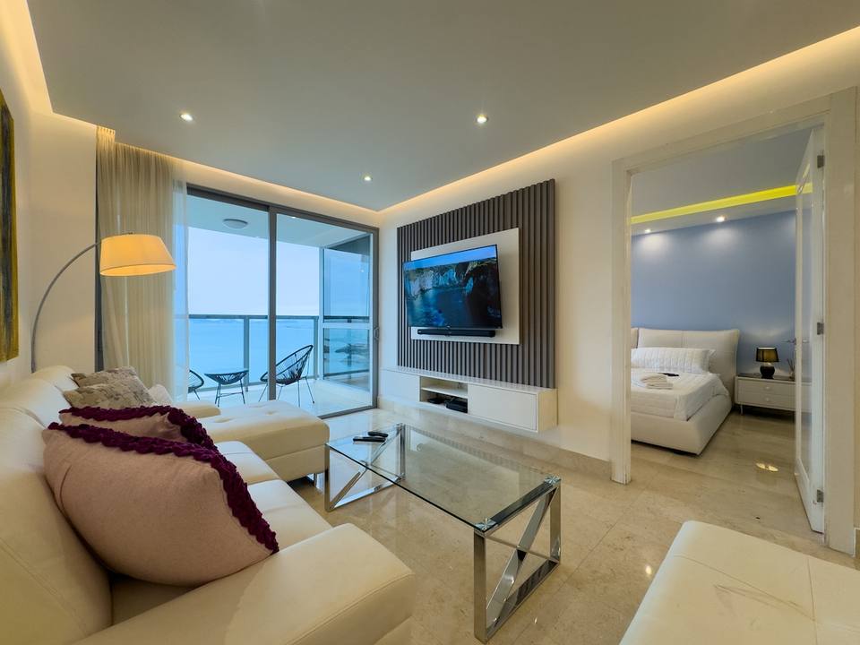 Living moderno con ventanales de piso a techo