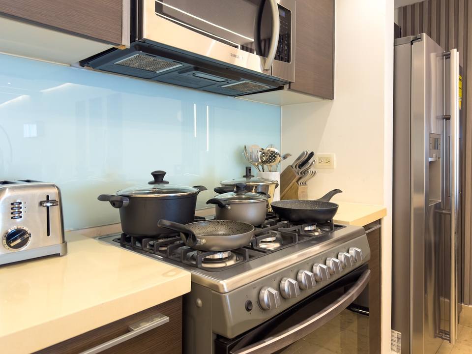Cocina abierta y equipada con acabados de lujo