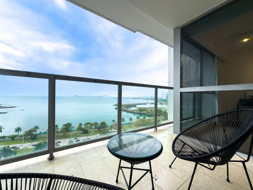 Balcón privado con vista panorámica al mar