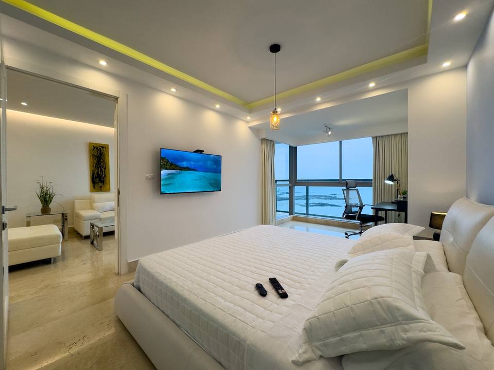 Dormitorio principal con cama King y vista al Pacífico