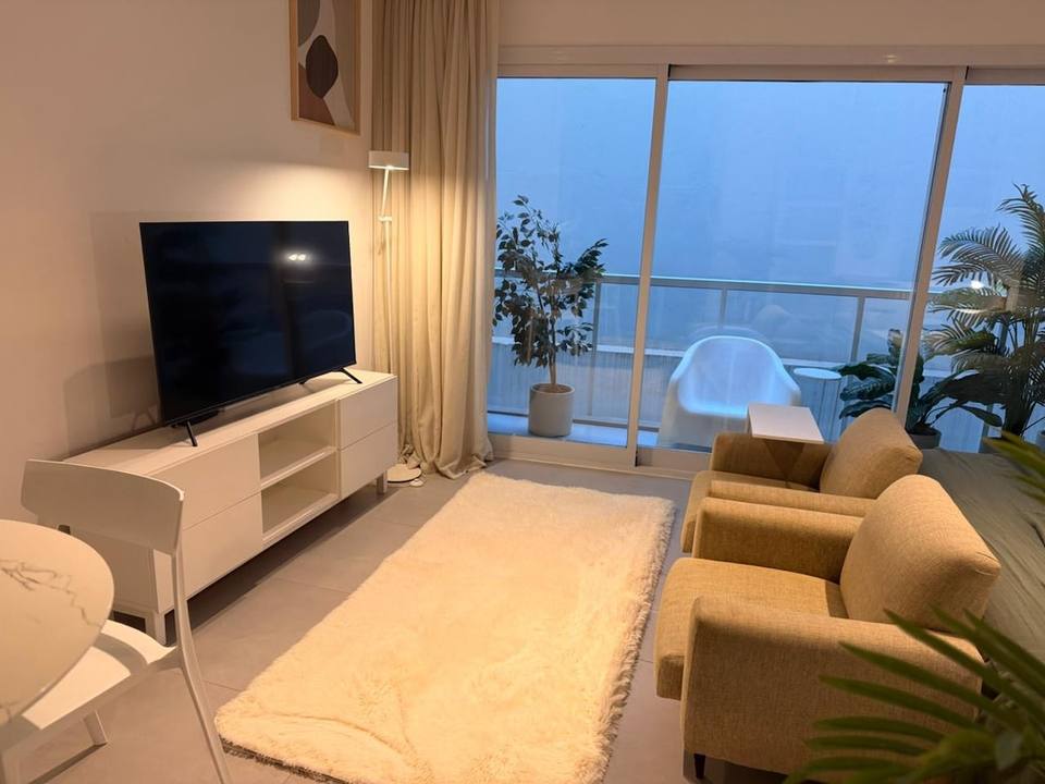 Espacio de estar con Smart TV y decoración moderna