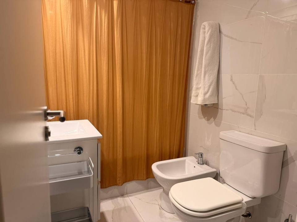 Baño moderno con detalles en mármol
