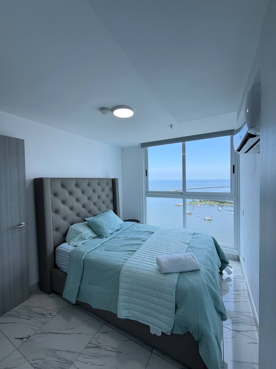 Dormitorio principal con vista al mar