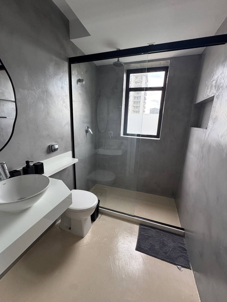 Baño en suite con acabados modernos