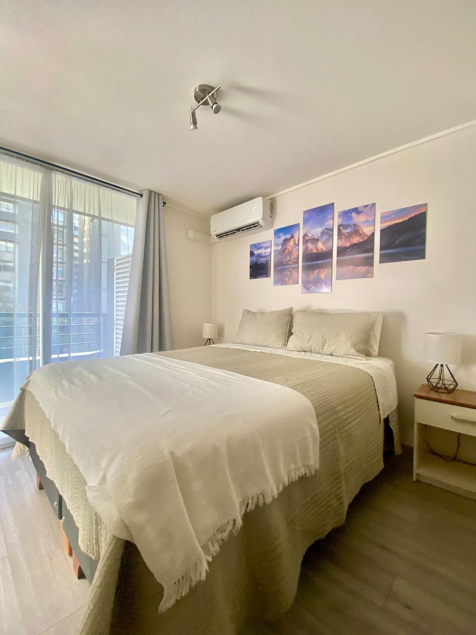 Dormitorio principal con cama matrimonial de alta calidad