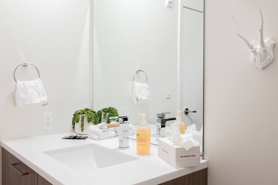 Baño completo con acabados modernos