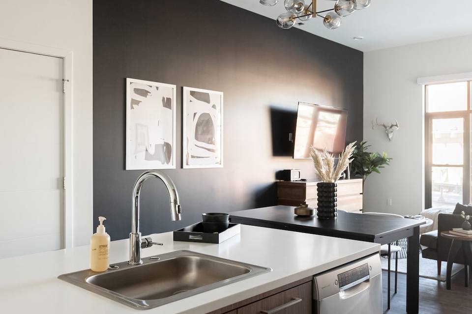 Living luminoso con ventanales esquineros
