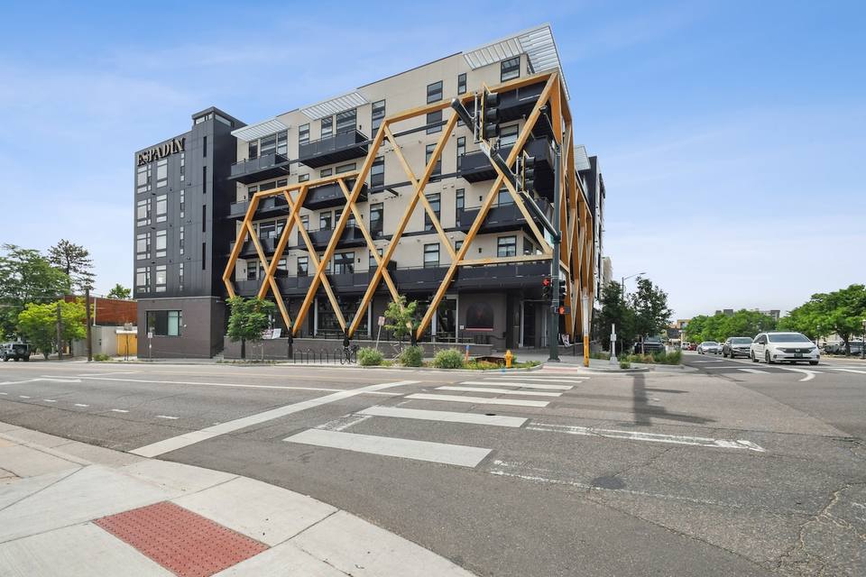 Fachada contemporánea del edificio