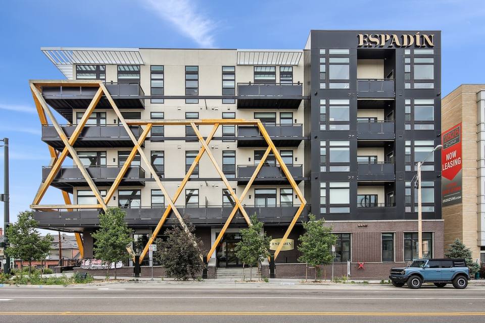 Fachada del moderno edificio Espadín en la esquina de Zuni Street