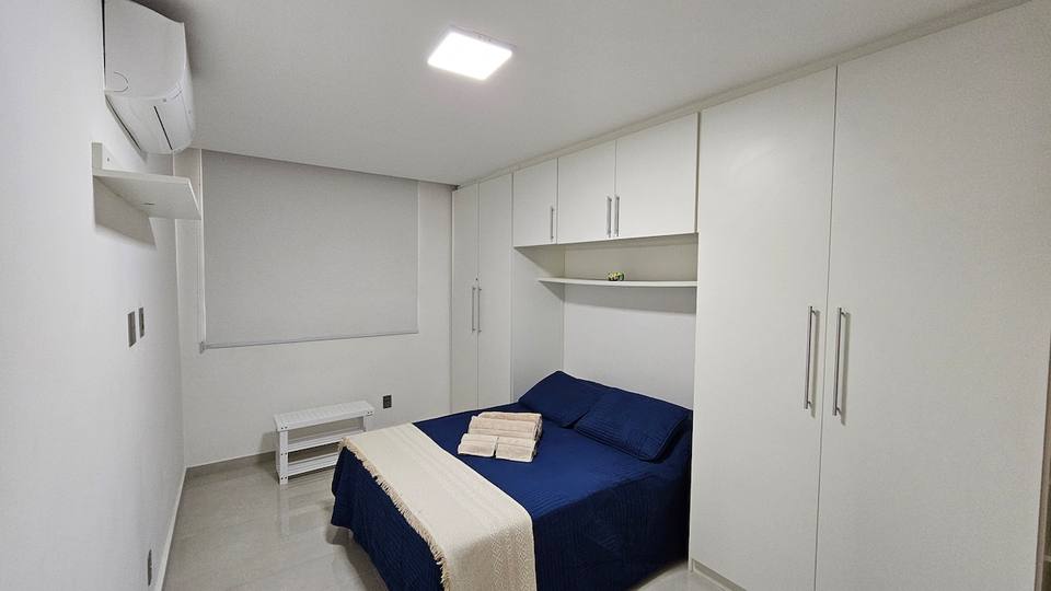 Dormitorio principal con cama doble y aire acondicionado