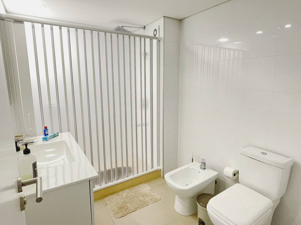 Dormitorio con cama king y placard amplio