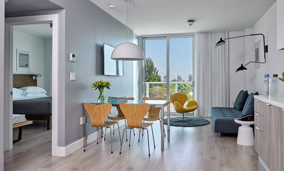 Amplio living con luz natural y diseño moderno