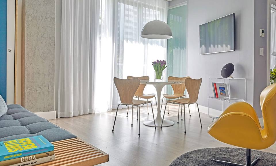 Comedor integrado con mobiliario de estilo danés
