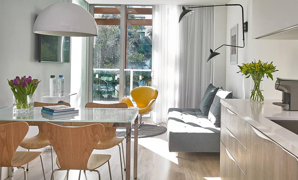 Moderno departamento con balcón y pileta en azotea
