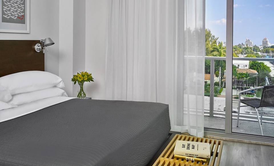 Moderno departamento con balcón y pileta en azotea