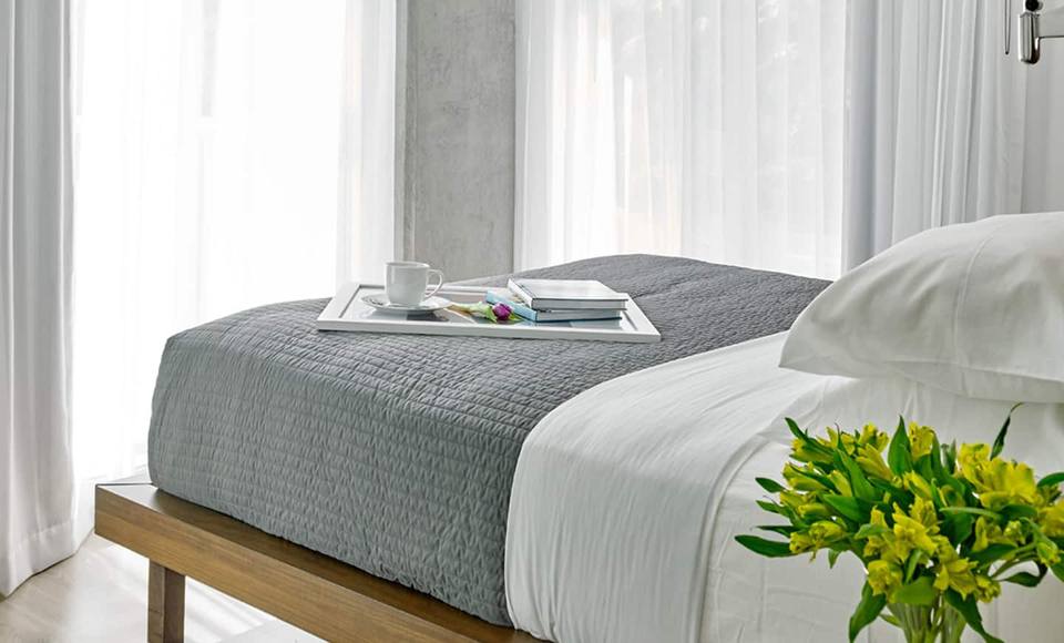 Moderno departamento con balcón y pileta en azotea
