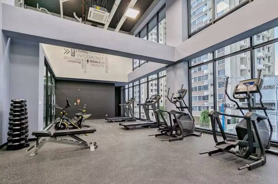 Gimnasio completo del edificio