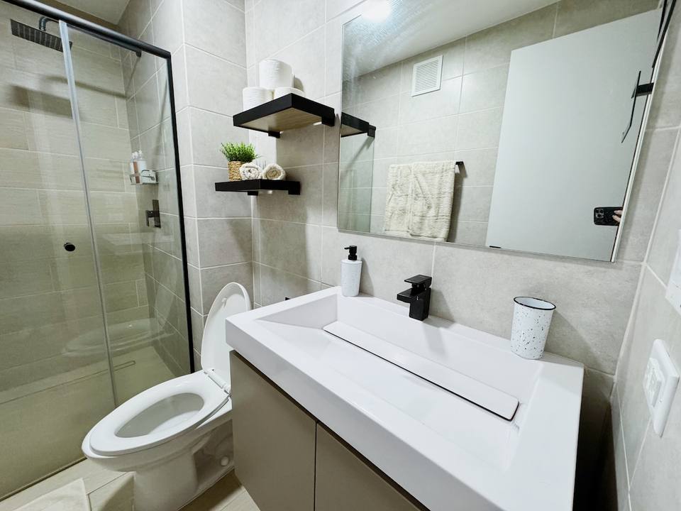 Baño moderno con acabados de primera