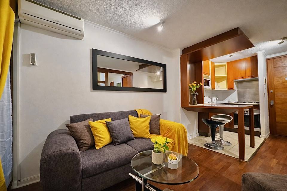 Living acogedor con aire acondicionado