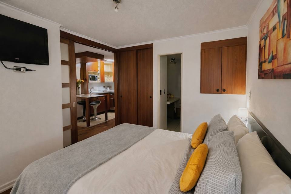 Dormitorio principal con cama matrimonial