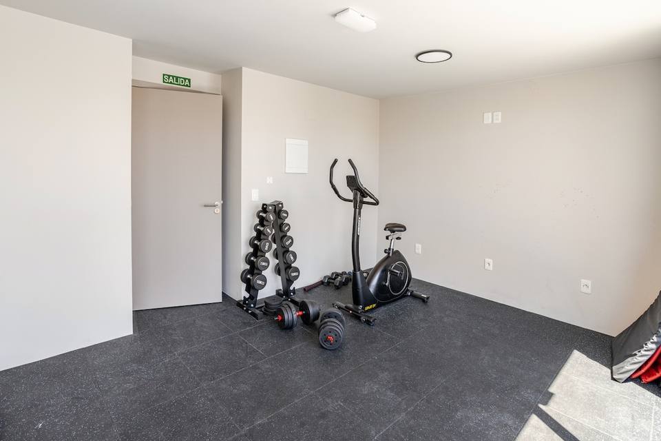 Gimnasio con pesas y bici fija