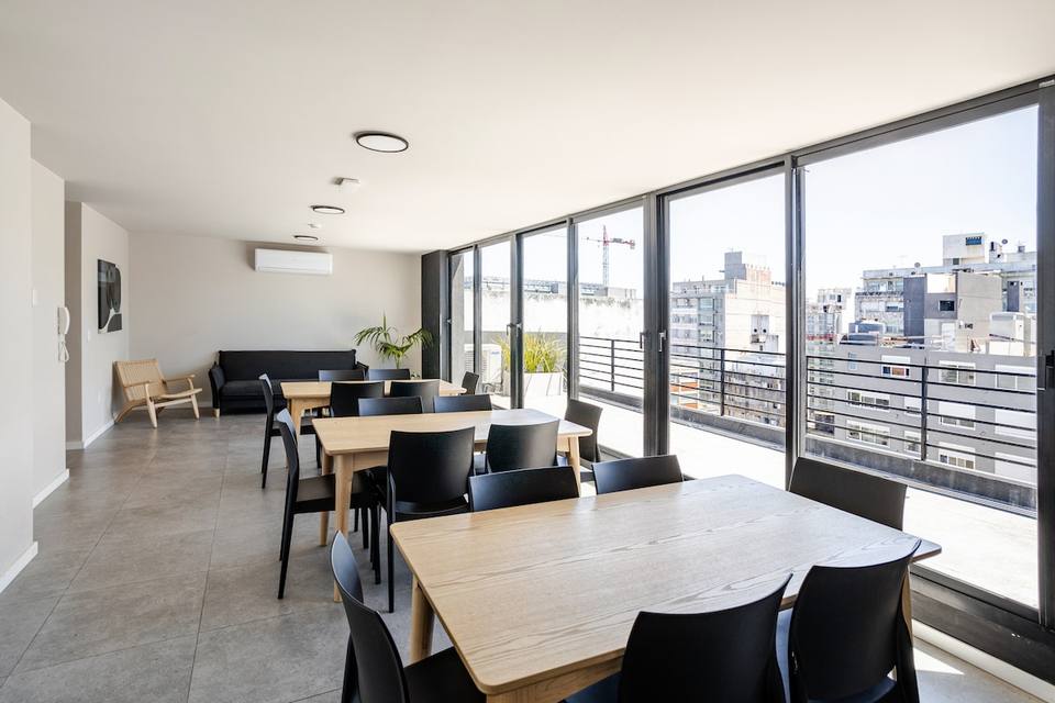 Amplio salón común con vistas, sillones y mesas