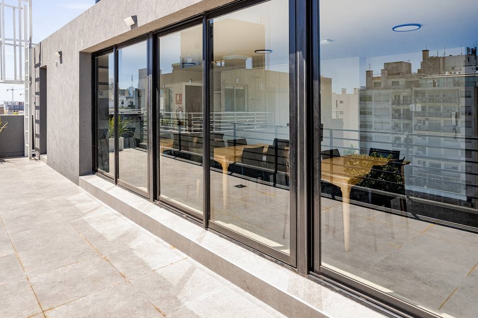 Terraza del edificio con vista y ventanales
