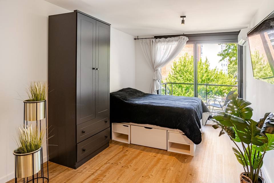 Cama doble, placard y el ventanal del balcón