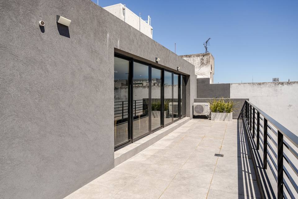 Lobby de entrada con diseño contemporáneo