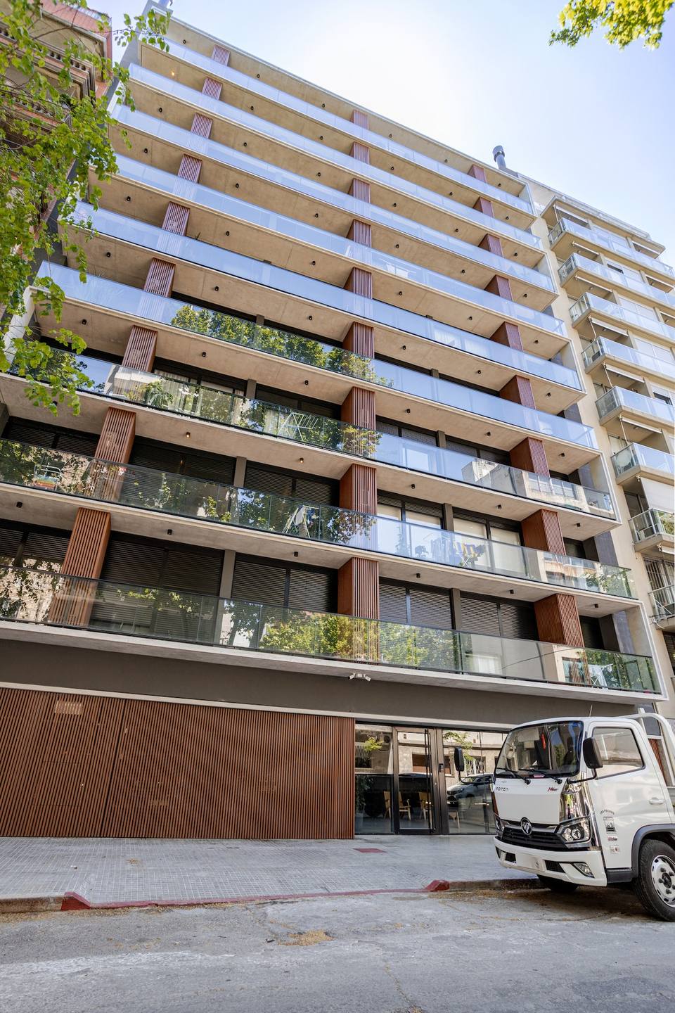 Fachada moderna del edificio de departamentos