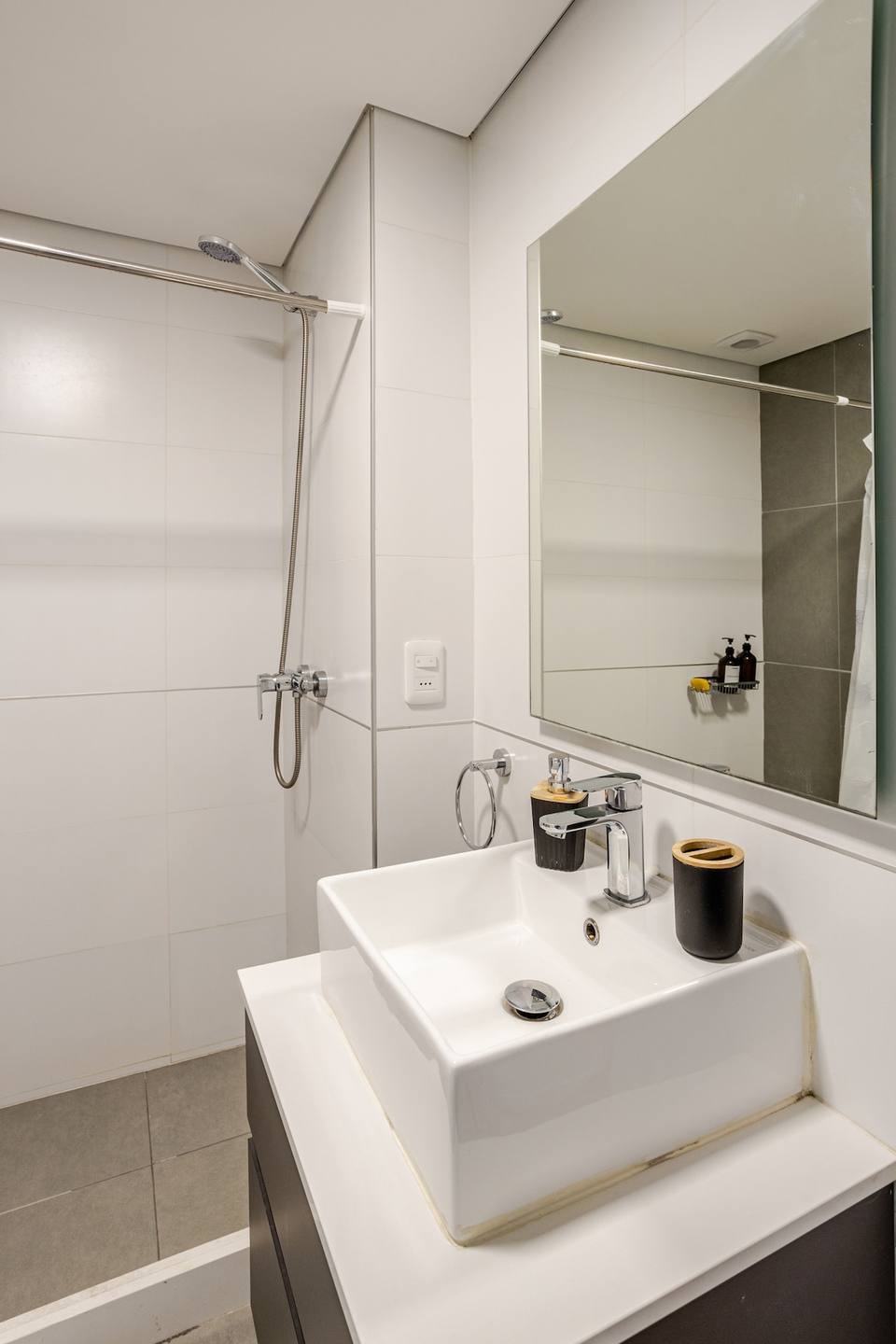 Lavatorio moderno y ducha en el baño