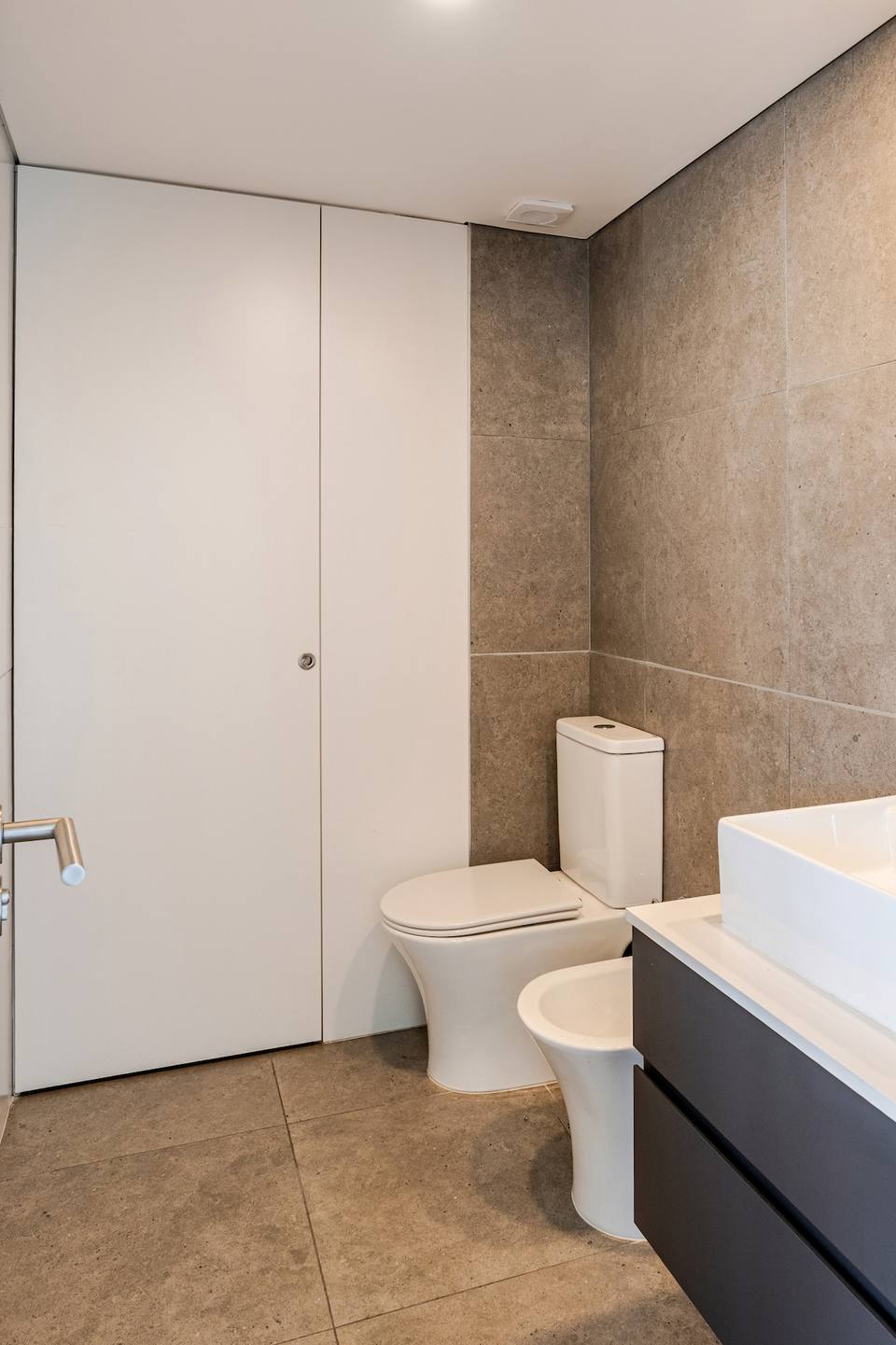 Moderno baño con inodoro y bidet