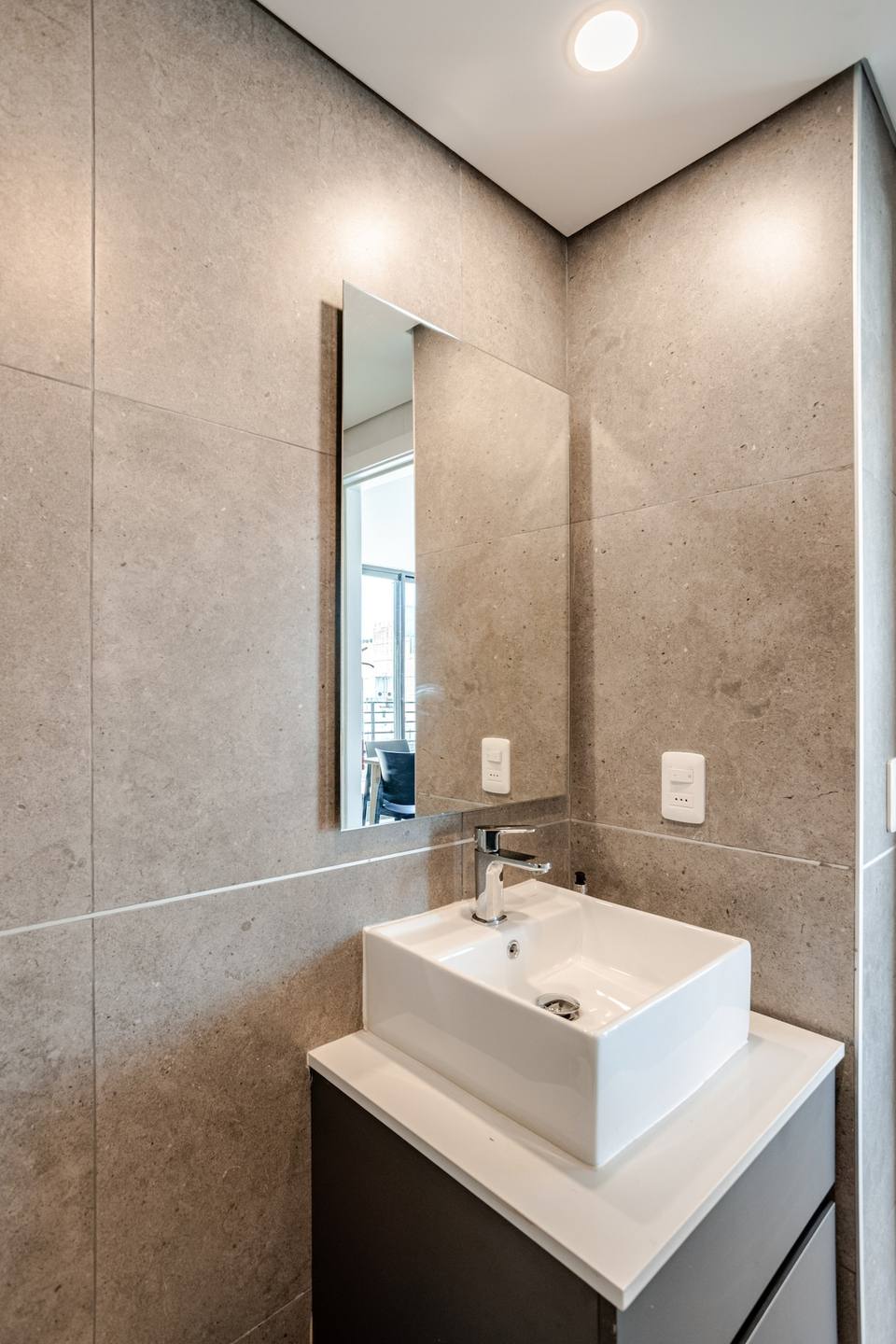 Vanitory del baño con espejo grande